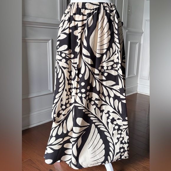 H&M Dresses & Skirts - H&M Black and Cream Maxi Flared Skirt Size Small